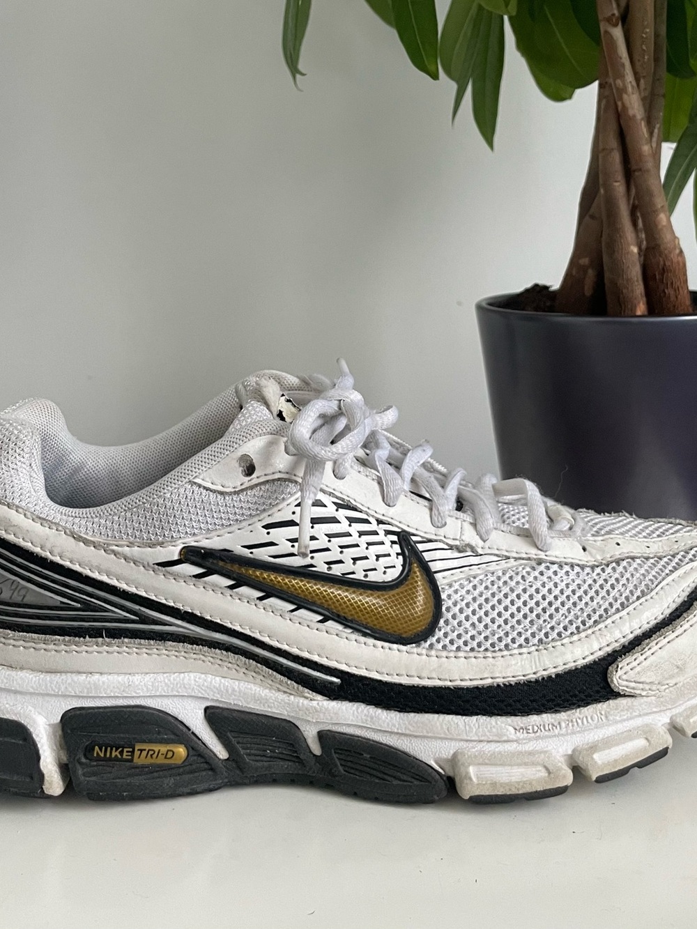 Women Size 9.5 Nike Air Tri-D Shoes White Black Gold Vintage Shoes 2008